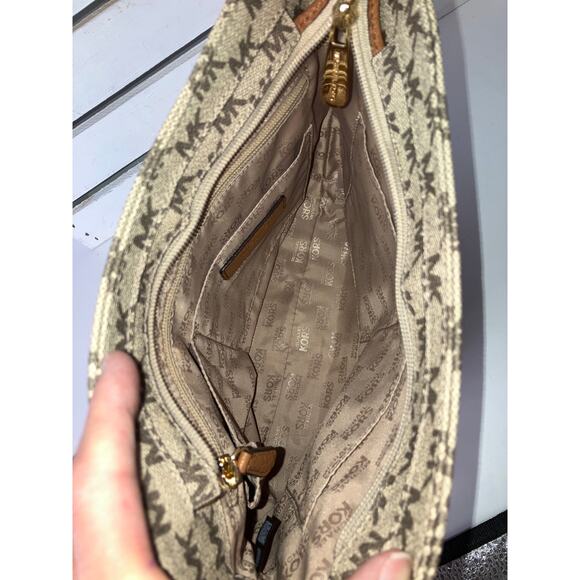 MICHAEL KORS MEDIUM SAFFIANO LEATHER SIGNATURE CROSSBODY BAG - Picture 14 of 16